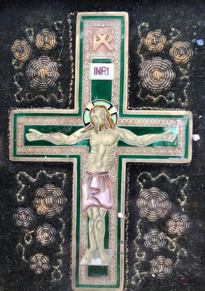 Relicario con cruz de plata y esmalte con firma y contrastes de Masriera y Carreras 