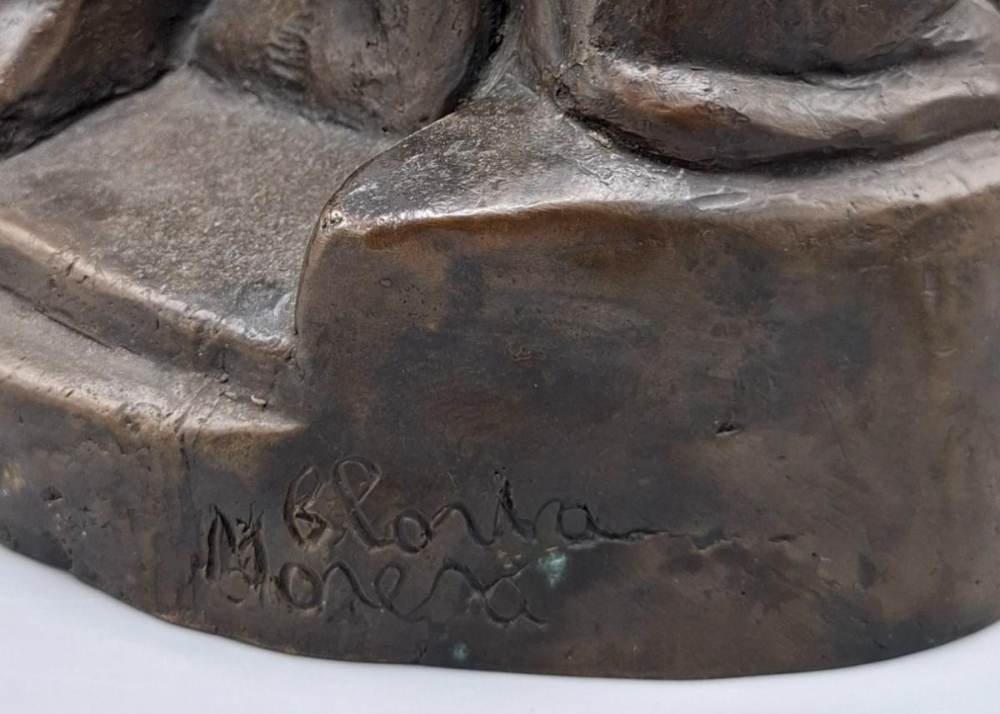 Escultura en bronce de cazador con perros, firmada Gloria Morera