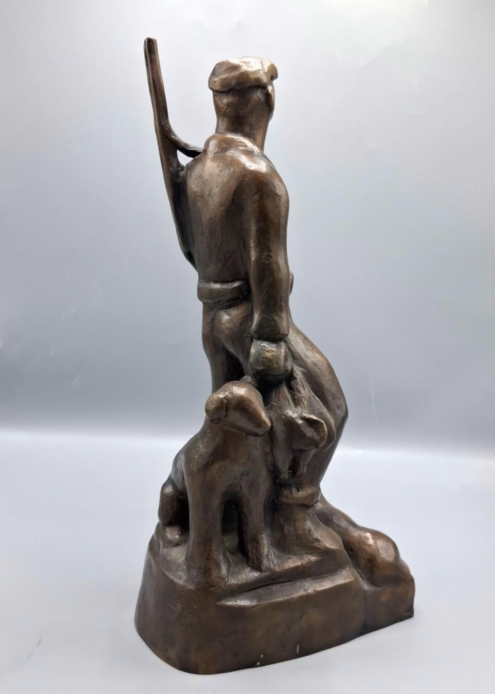 Escultura en bronce de cazador con perros, firmada Gloria Morera