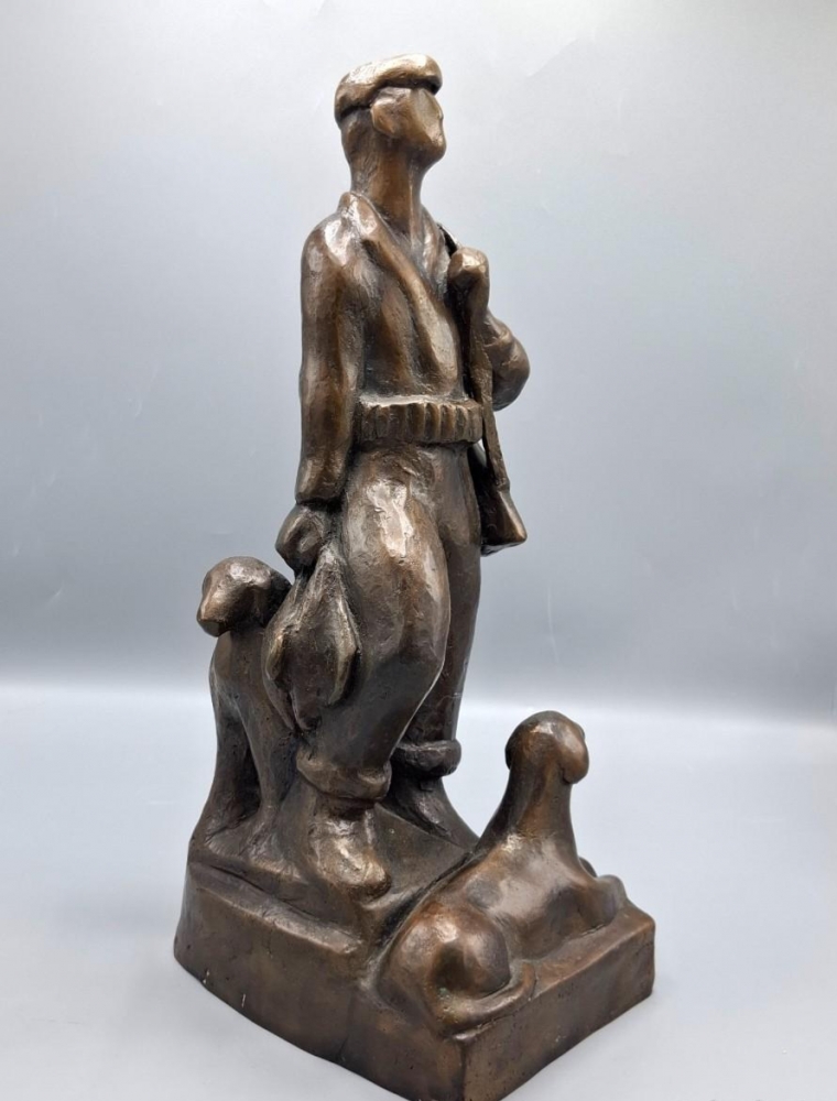 Escultura en bronce de cazador con perros, firmada Gloria Morera