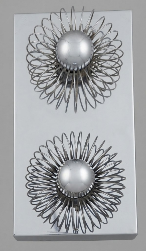 Tres apliques de pared de dos luces en metal cromado, hacia 1970