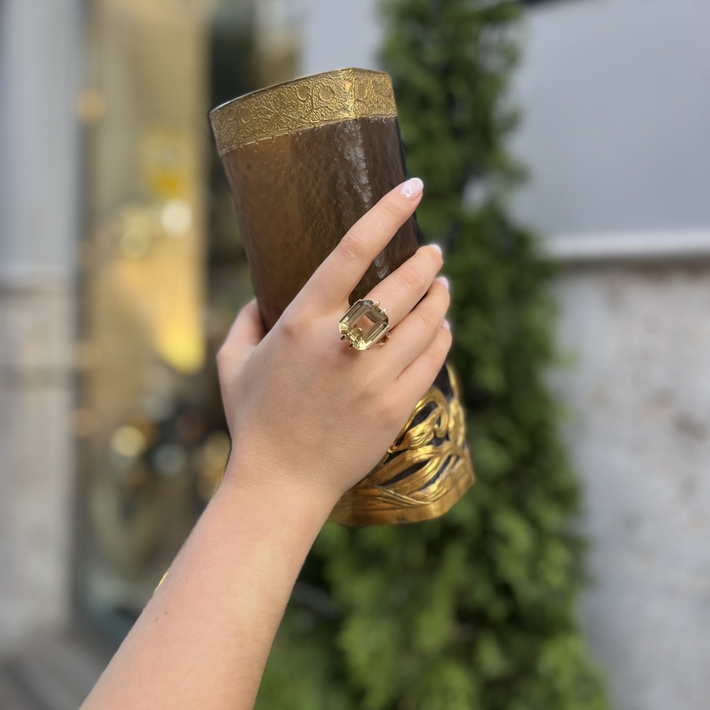 Sortija / Anillo art déco con gran cuarzo citrino, talla esmeralda, oro 18k, años 40