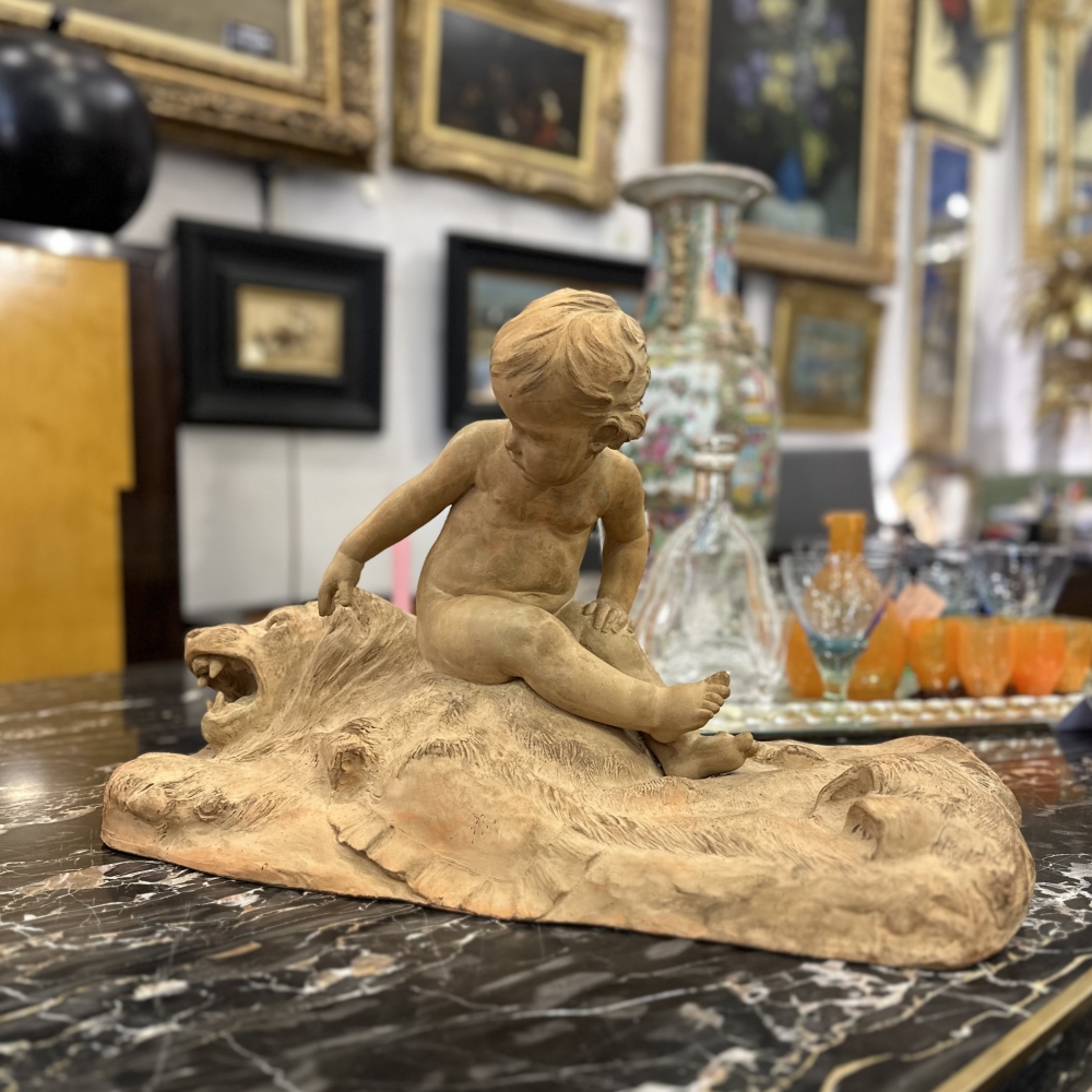 Léon Dufrène, escultura “Putto sobre piel de león” en terracota, circa 1900, Francia