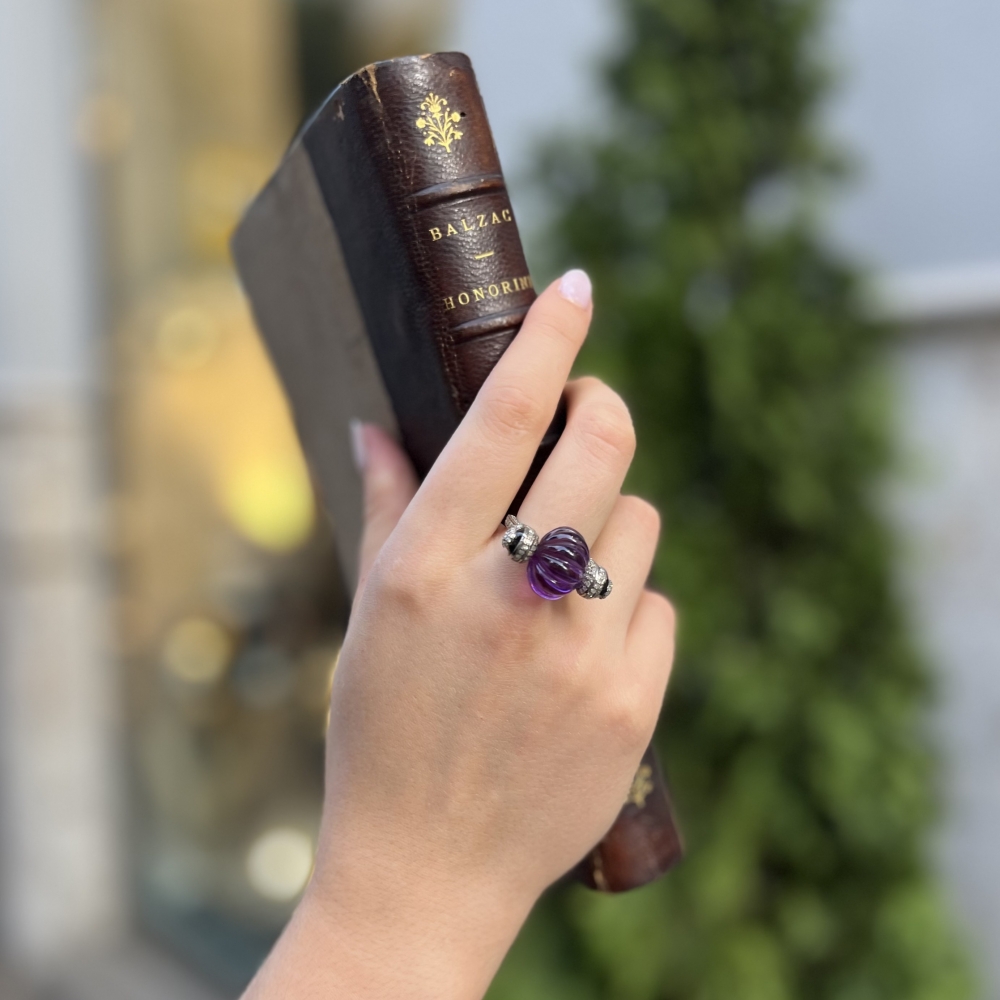 Sortija / Anillo con gran amatista gallonada, diamantes, oro 14k y esmalte, años 50