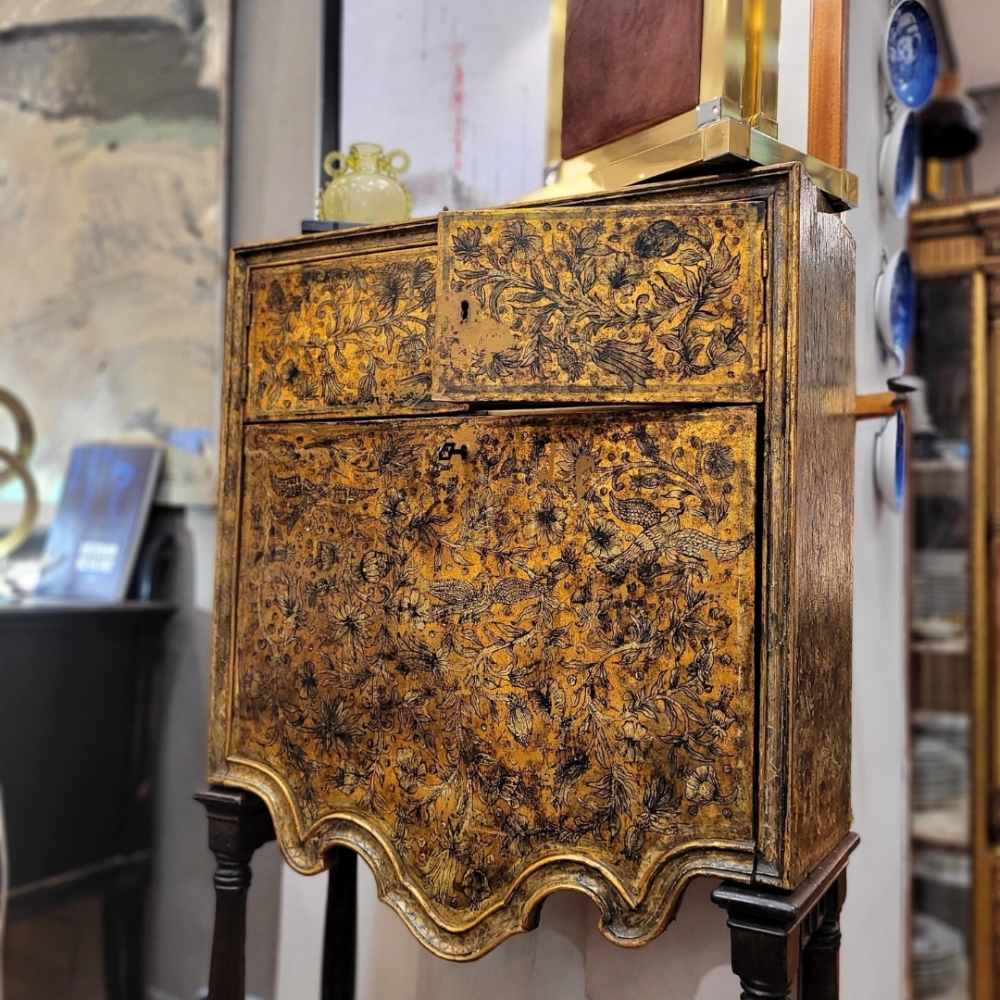 Cabinet de guadamecí dorado y plateado, art nouveau, España, circa 1920