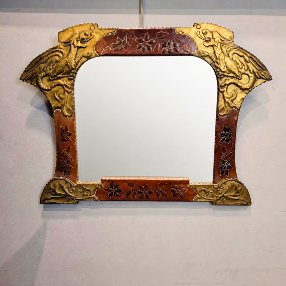 Espejo en latón dorado y cuero, siguiendo Gabriel Viardot, art nouveau, Francia, principios del siglo XX