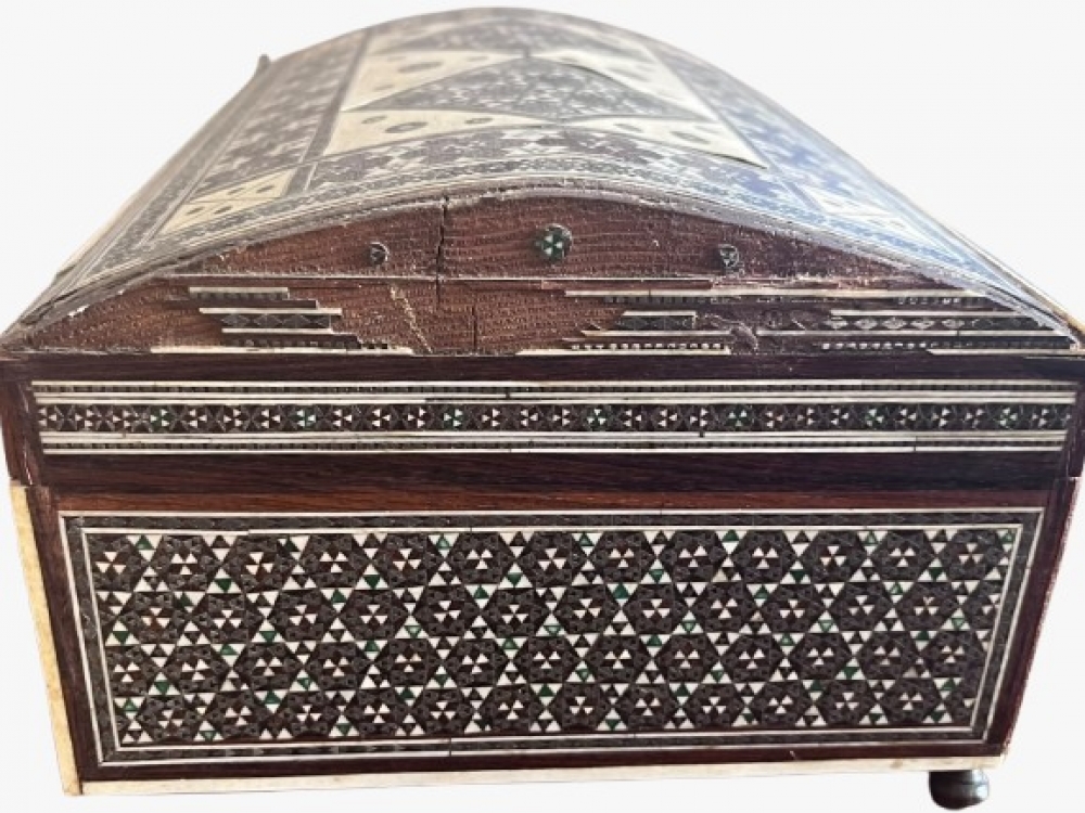 Caja con tapa abombada en micromosaico de marquetería sadeli, hueso y metal, finales del siglo XIX