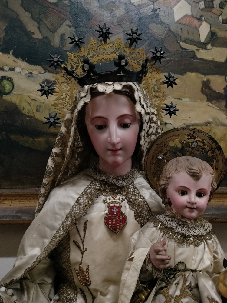 Virgen de la Merced amparando a dos cautivos, talla cap i pota en madera policromada, España, siglo XIX