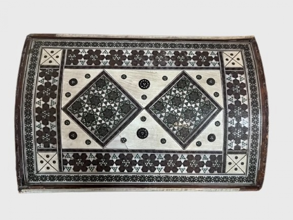 Caja con tapa abombada en micromosaico de marquetería sadeli, hueso y metal, finales del siglo XIX