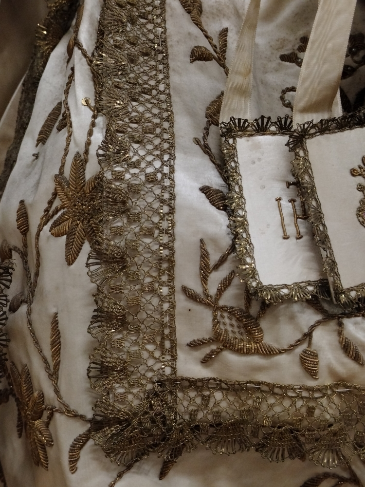 Virgen de la Merced amparando a dos cautivos, talla cap i pota en madera policromada, España, siglo XIX