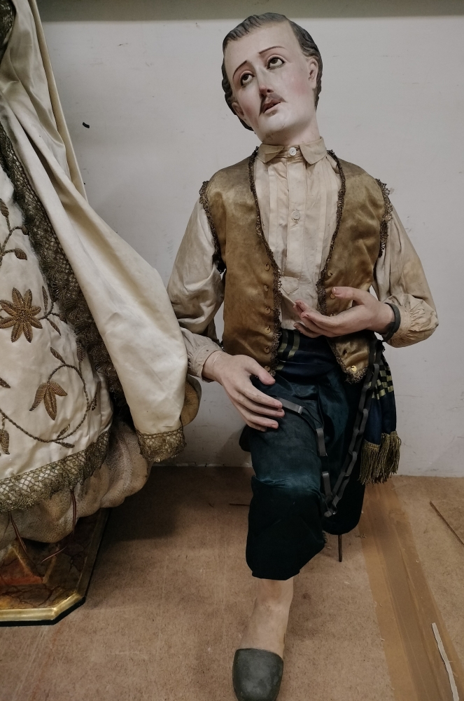 Virgen de la Merced amparando a dos cautivos, talla cap i pota en madera policromada, España, siglo XIX