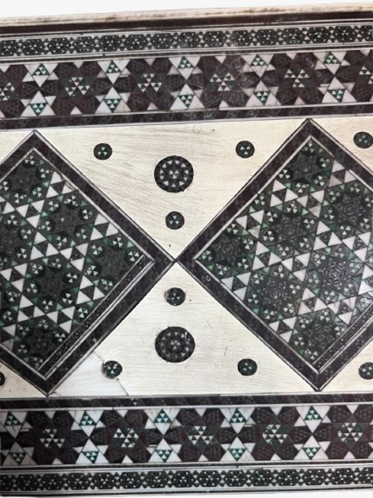 Caja con tapa abombada en micromosaico de marquetería sadeli, hueso y metal, finales del siglo XIX