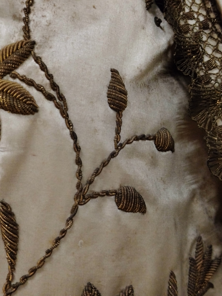 Virgen de la Merced amparando a dos cautivos, talla cap i pota en madera policromada, España, siglo XIX