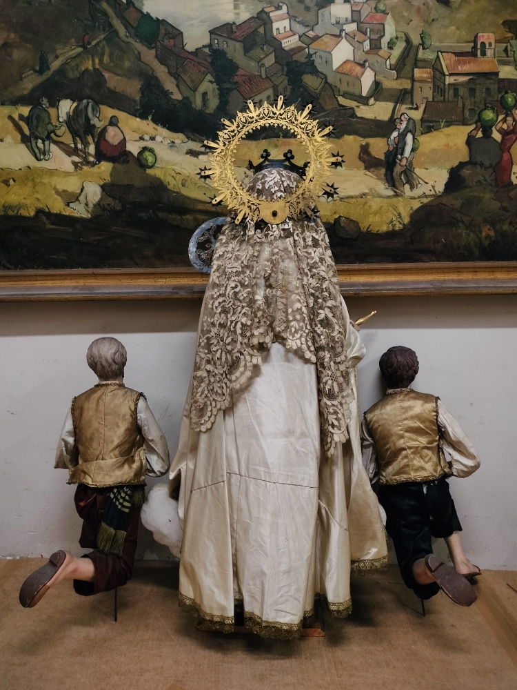 Virgen de la Merced amparando a dos cautivos, talla cap i pota en madera policromada, España, siglo XIX