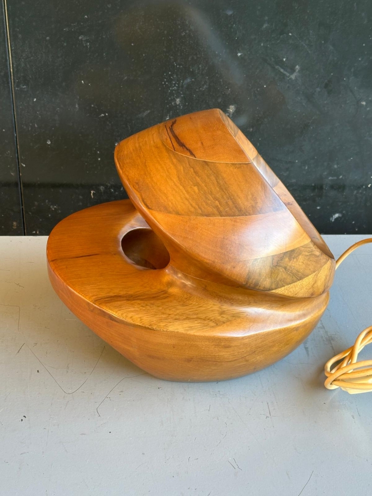 Escultura lámpara de madera, diseño de Silvano Pulcinelli para la firma Esperia, años 70