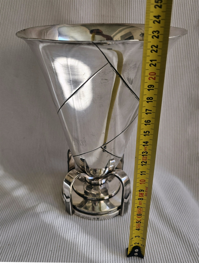 Escultural florero de aparato Art Déco en metal plateado de alta densidad. Circa 1930. Orfebrería francesa.