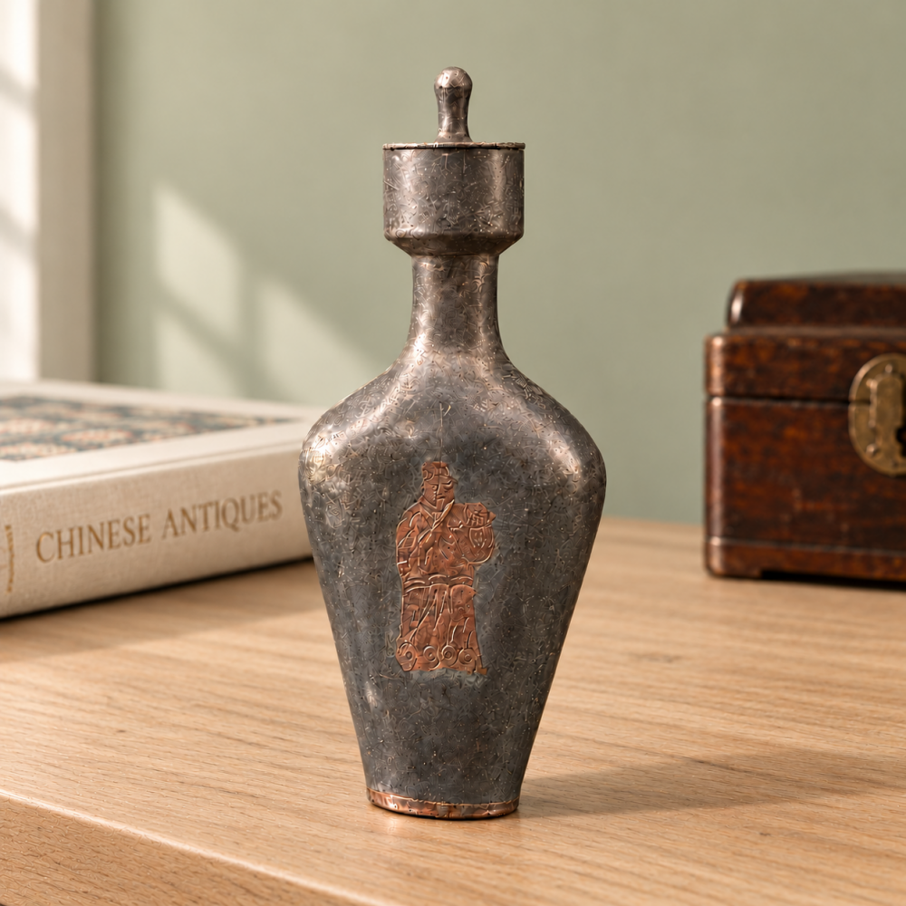 Biberón antiguo de peltre con figura de cobre, atribuido a China, XVIII / XIX.