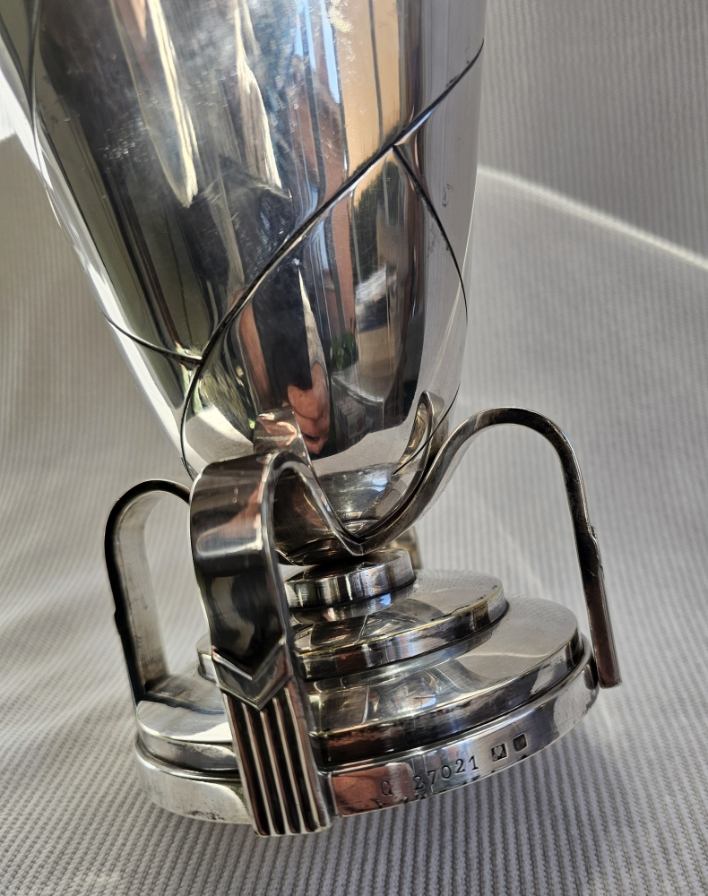 Copón - copa ceremonial art déco en metal plateado con interior dorado, orfebreria francesa, c. 1920–1930