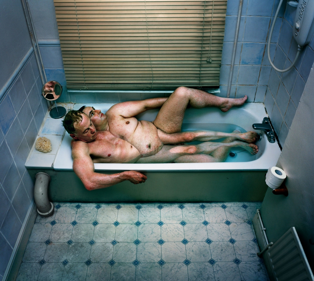 Antony Crossfield, fotografía contemporánea, cuerpos distorsionados en bañera, 2003