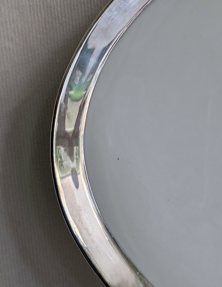 Bandeja ovalada mid-century en mayólica lisa y cerco de plata fina numerada