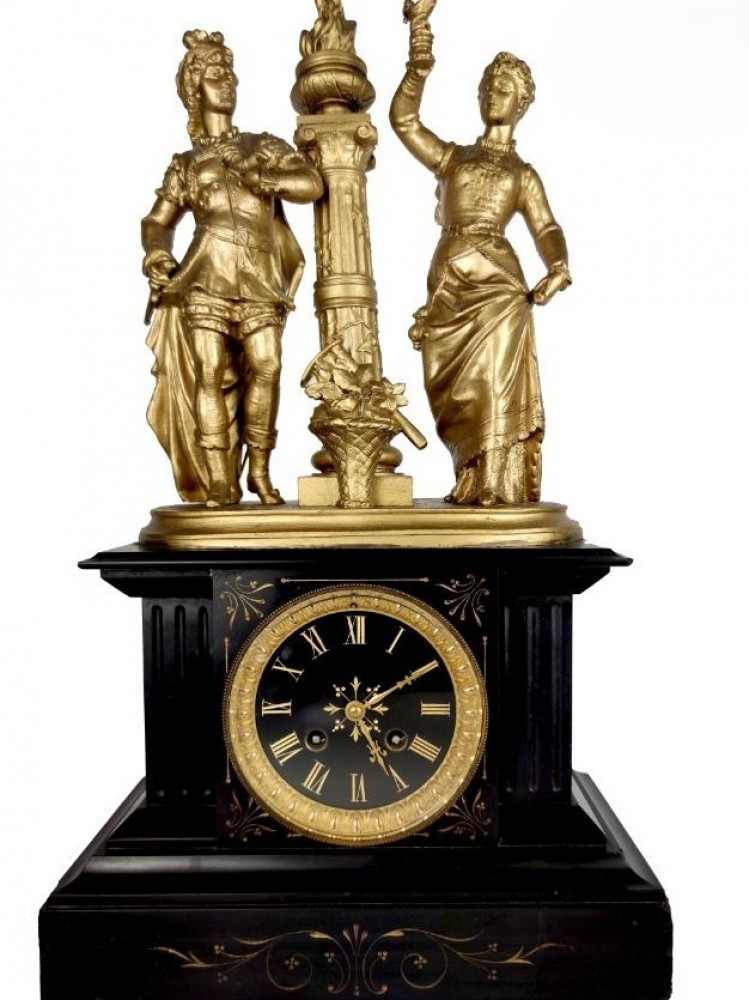Reloj de sobremesa, mármol negro y bronce dorado, con figuras