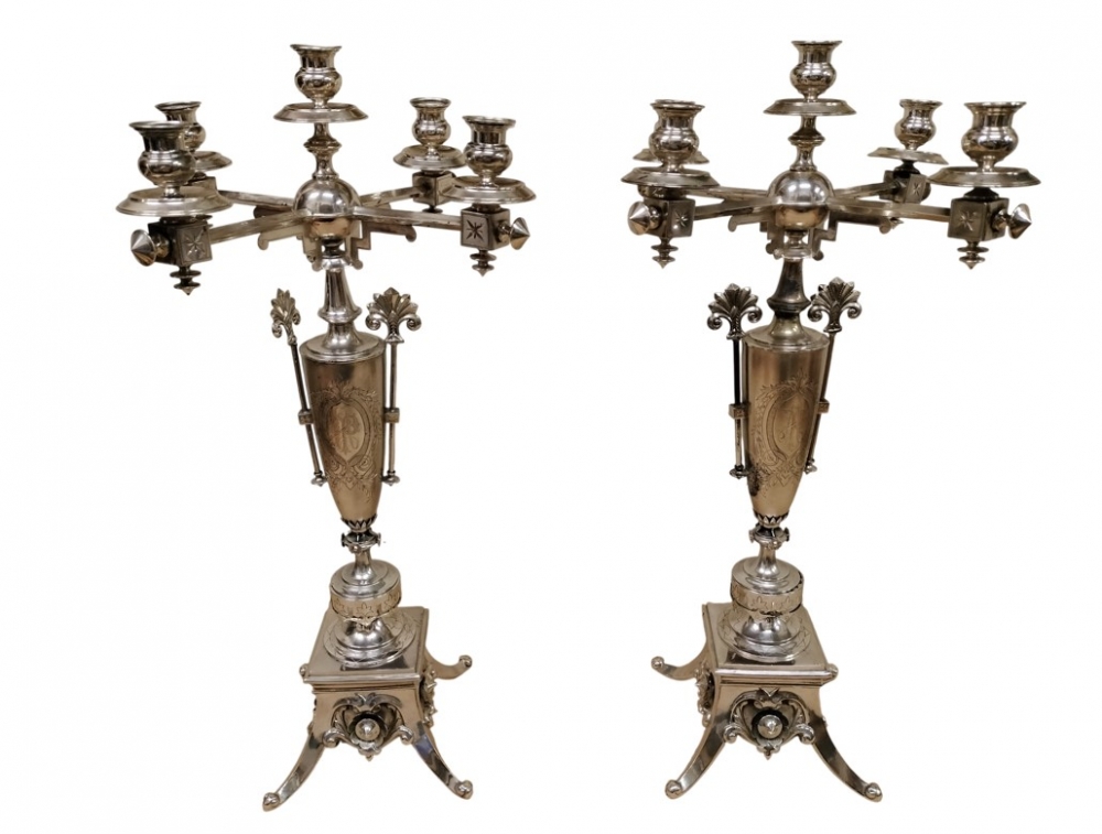 Pareja de candelabros eclécticos de cinco brazos, plata contrastada, Europa, siglo XIX