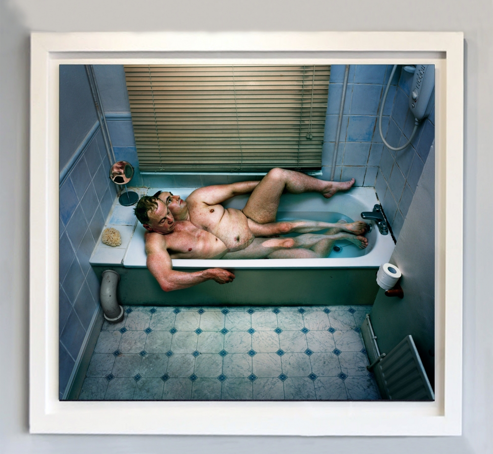Antony Crossfield, fotografía contemporánea, cuerpos distorsionados en bañera, 2003