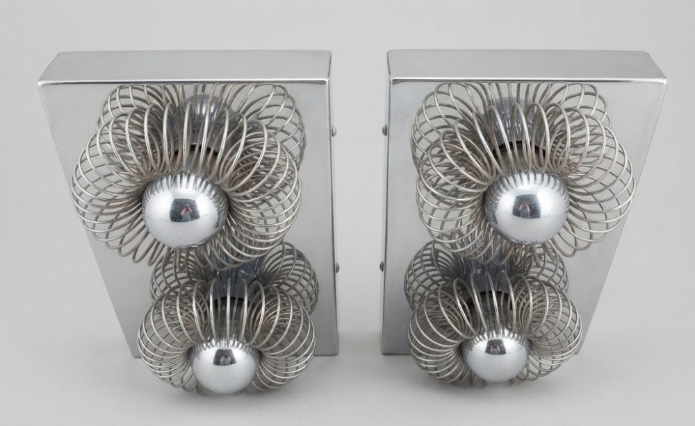 Tres apliques de pared de dos luces en metal cromado, hacia 1970