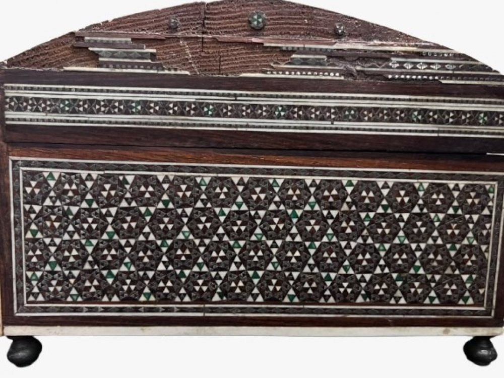Caja con tapa abombada en micromosaico de marquetería sadeli, hueso y metal, finales del siglo XIX