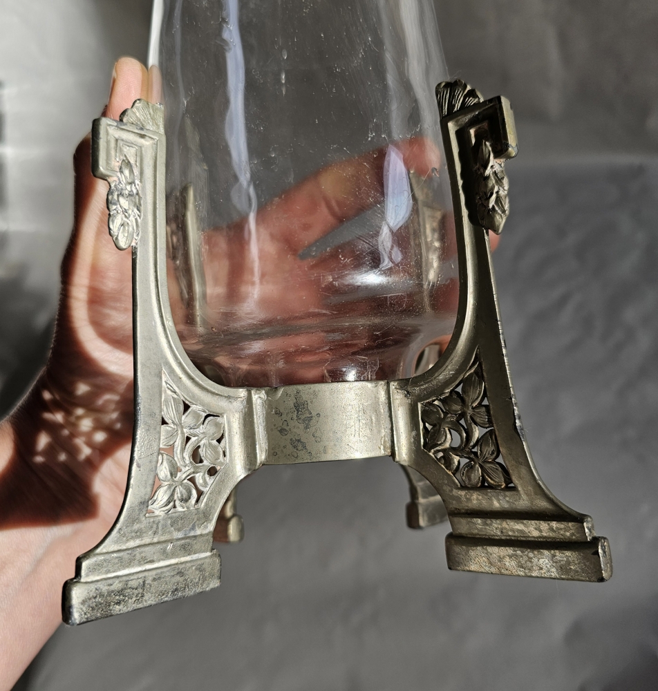Jarrón art nouveau, cristal soplado y base de metal ornamentada, circa 1900