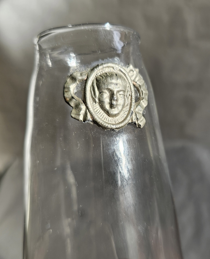 Jarrón art nouveau, cristal soplado y base de metal ornamentada, circa 1900