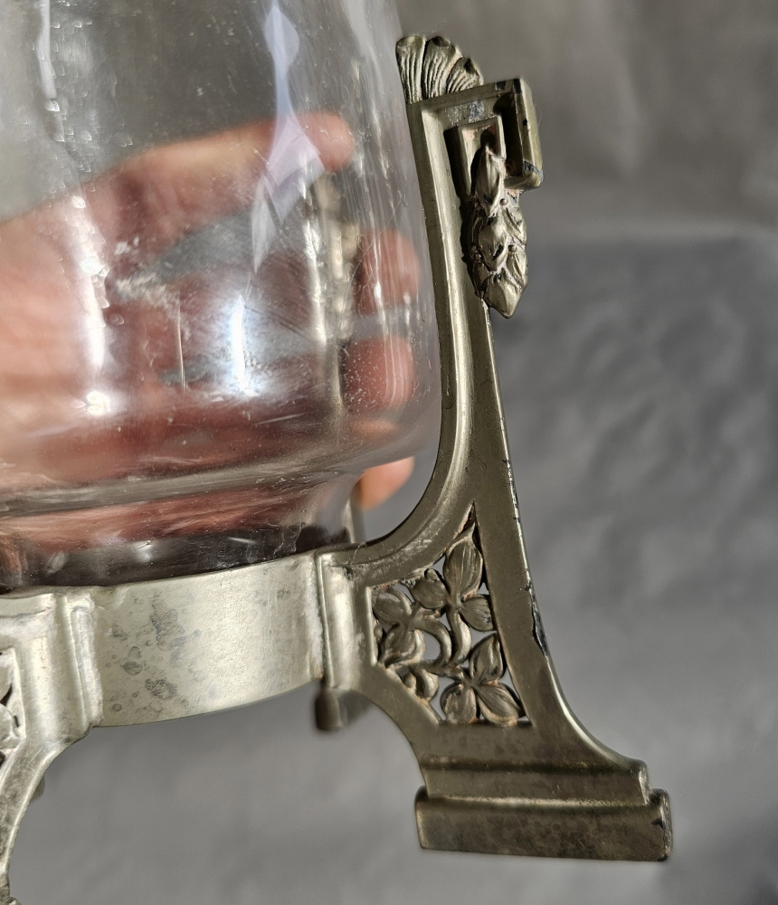 Jarrón art nouveau, cristal soplado y base de metal ornamentada, circa 1900