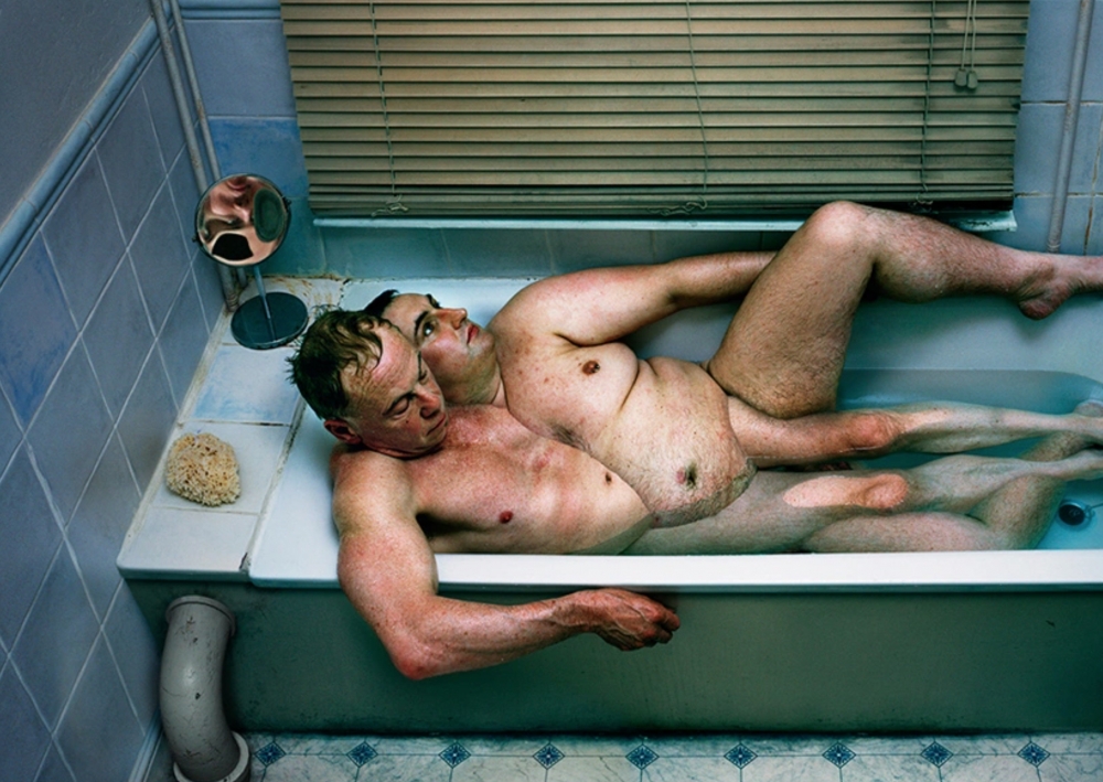 Antony Crossfield, fotografía contemporánea, cuerpos distorsionados en bañera, 2003