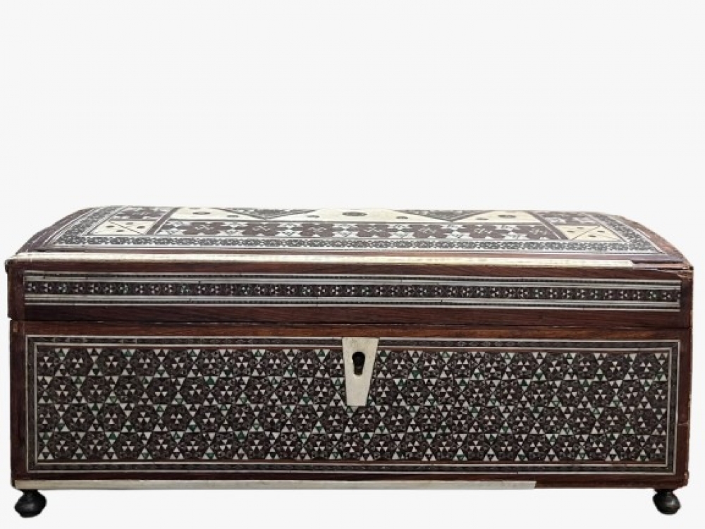 Caja con tapa abombada en micromosaico de marquetería sadeli, hueso y metal, finales del siglo XIX