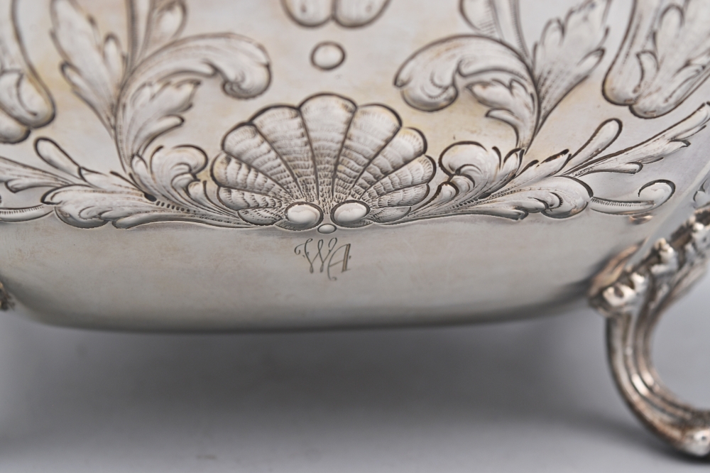 Sopera de plata contrastada grande con motivos marinos y vegetales