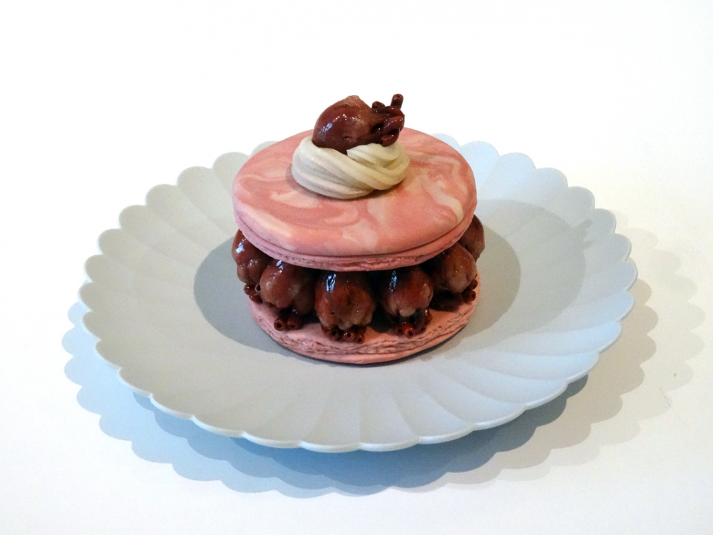QimmyShimmy, escultura surrealista, dulce con corazones, 2020