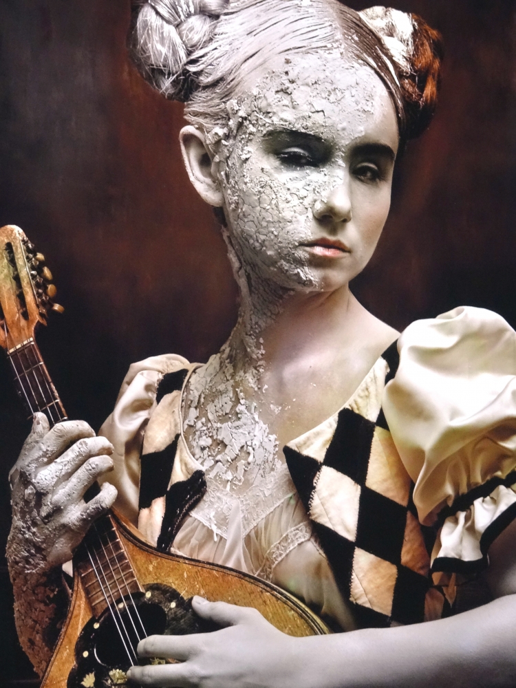 Andrzej Dragan, fotografía contemporánea, chica tocando guitarra, 2005