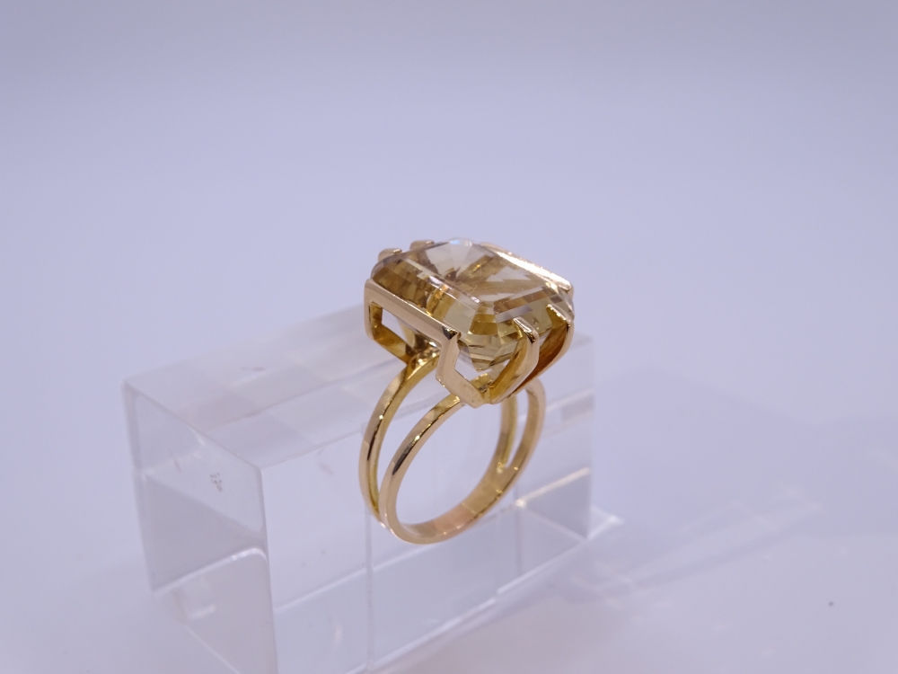 Sortija / Anillo art déco con gran cuarzo citrino, talla esmeralda, oro 18k, años 40