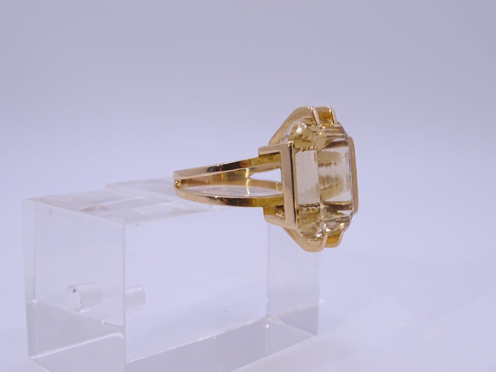 Sortija / Anillo art déco con gran cuarzo citrino, talla esmeralda, oro 18k, años 40