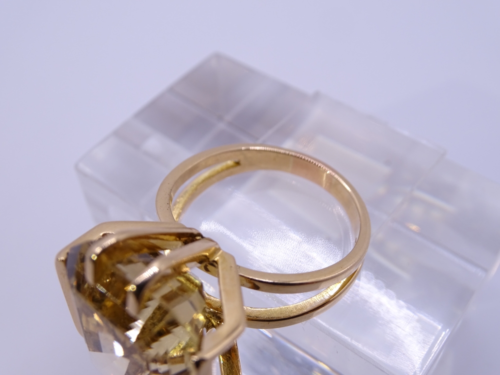 Sortija / Anillo art déco con gran cuarzo citrino, talla esmeralda, oro 18k, años 40