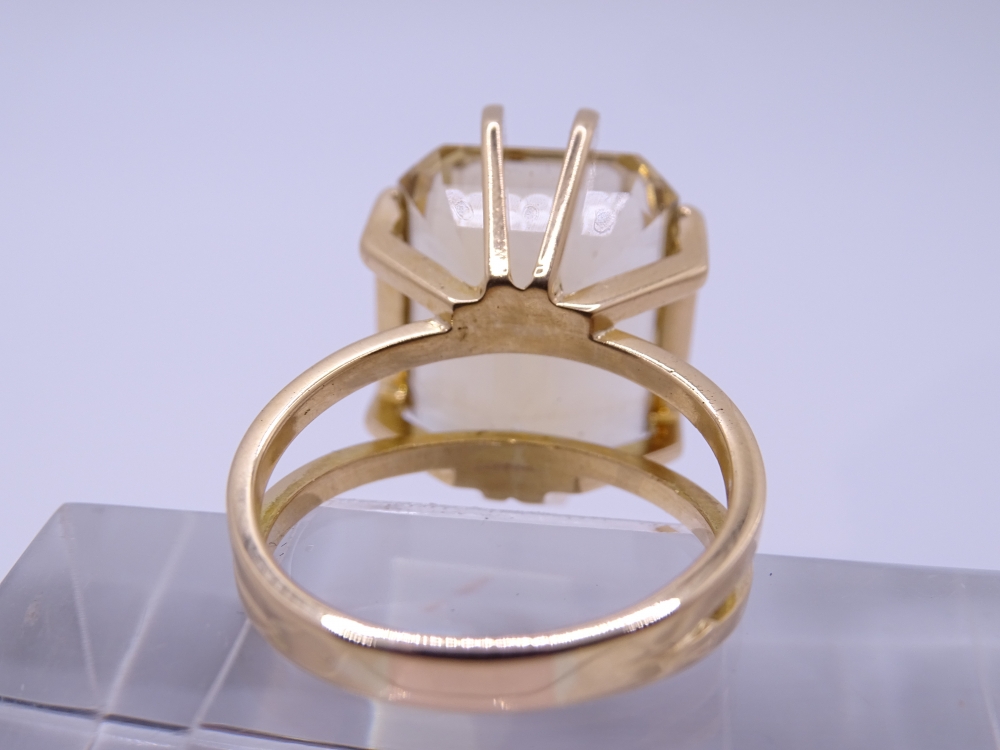 Sortija / Anillo art déco con gran cuarzo citrino, talla esmeralda, oro 18k, años 40