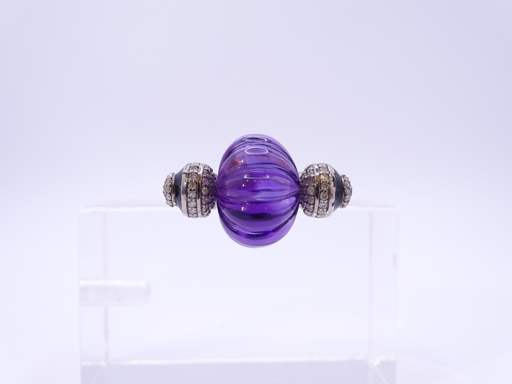 Sortija / Anillo con gran amatista gallonada, diamantes, oro 14k y esmalte, años 50