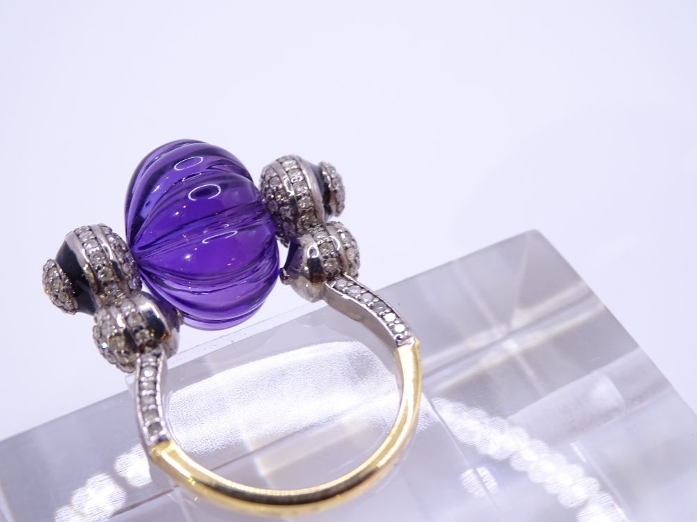 Sortija / Anillo con gran amatista gallonada, diamantes, oro 14k y esmalte, años 50