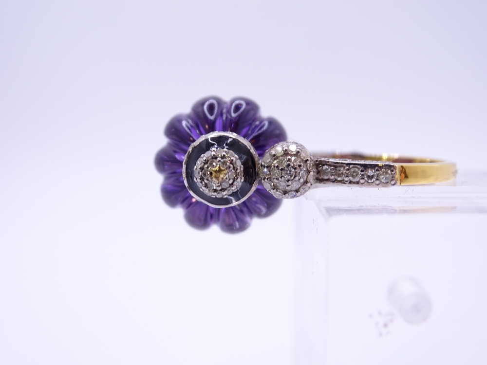 Sortija / Anillo con gran amatista gallonada, diamantes, oro 14k y esmalte, años 50