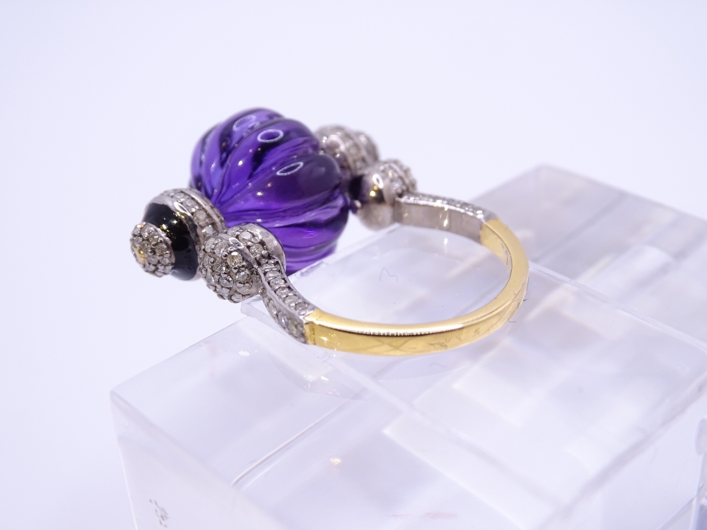 Sortija / Anillo con gran amatista gallonada, diamantes, oro 14k y esmalte, años 50