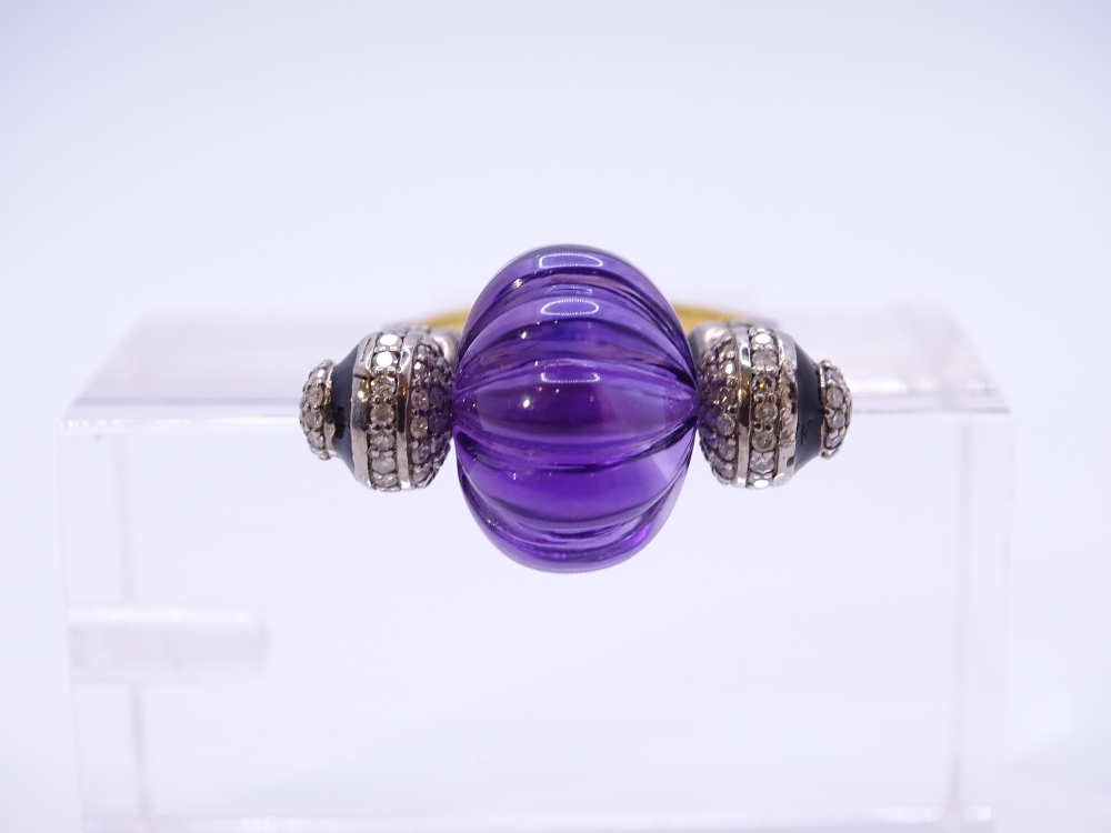 Sortija / Anillo con gran amatista gallonada, diamantes, oro 14k y esmalte, años 50