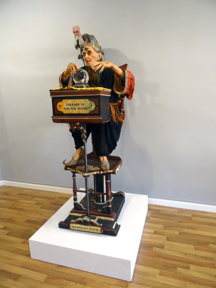 Thomas Kuebler, escultura hiperrealista, bruja con bola, 2009