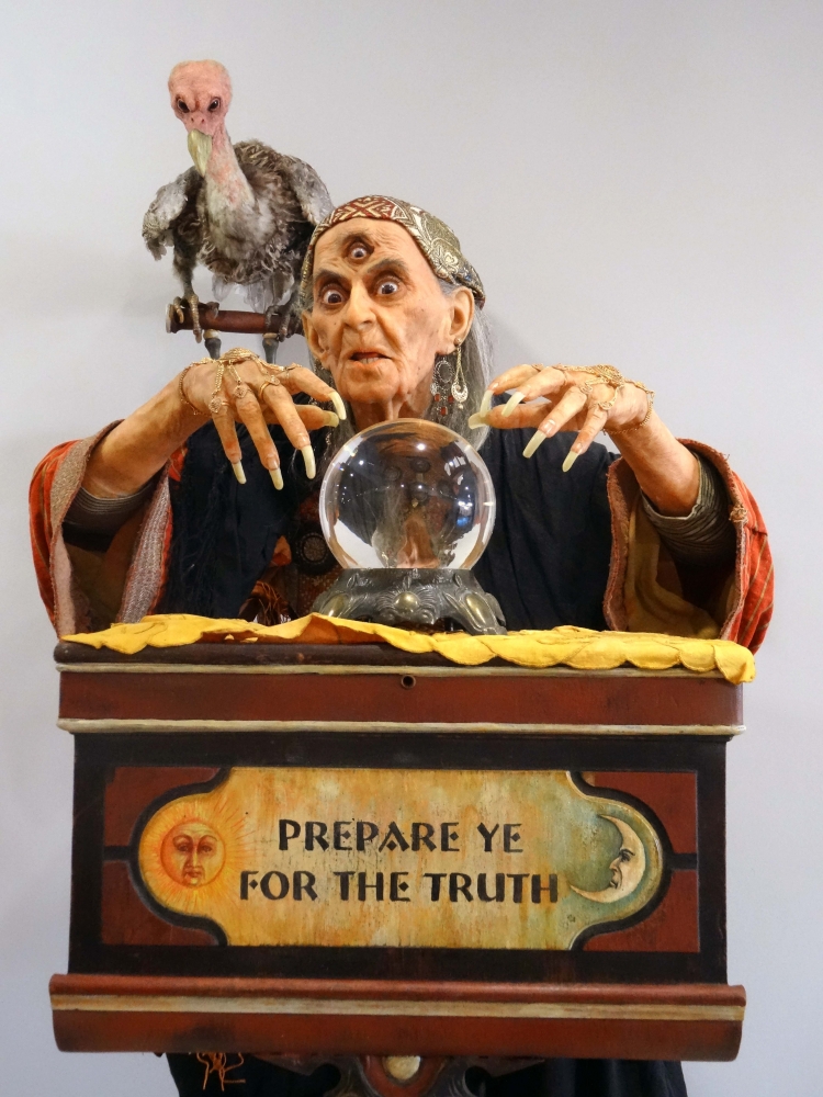 Thomas Kuebler, escultura hiperrealista, bruja con bola, 2009