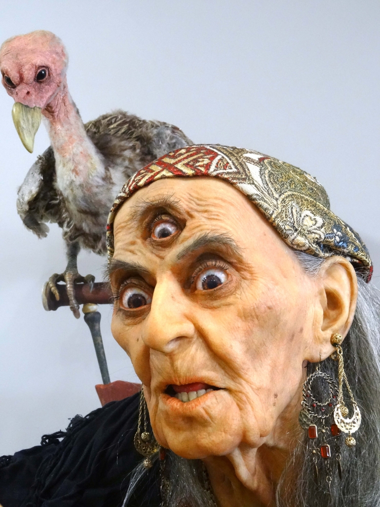 Thomas Kuebler, escultura hiperrealista, bruja con bola, 2009