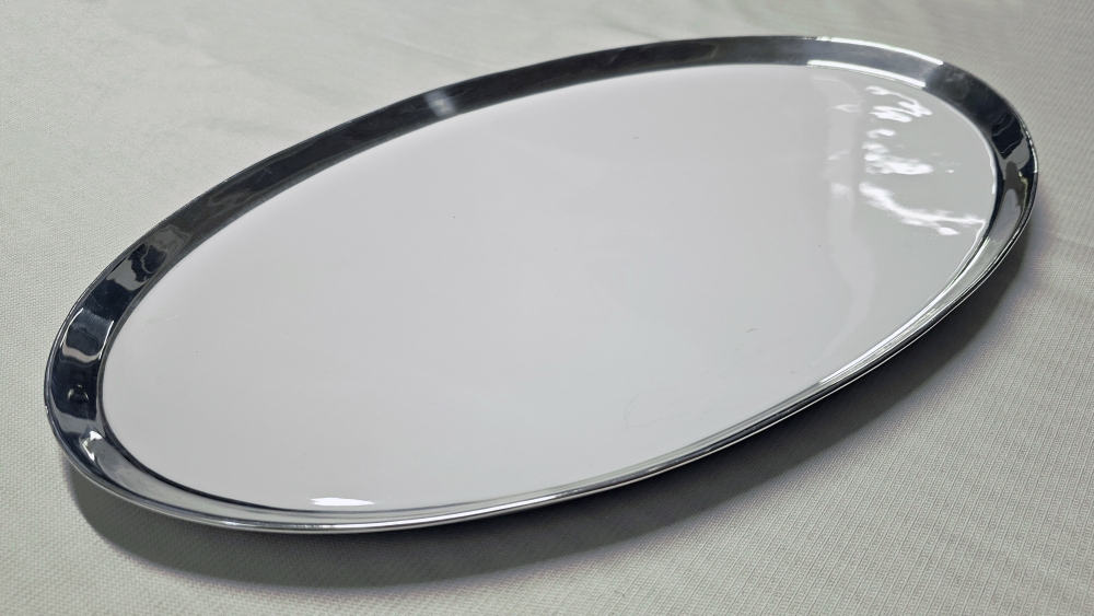 Bandeja ovalada mid-century en mayólica lisa y cerco de plata fina numerada